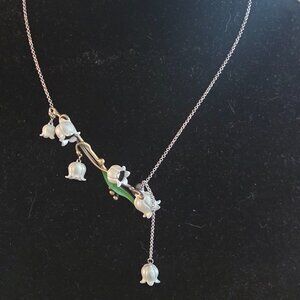 White hanging flower necklace with matching earings new in box